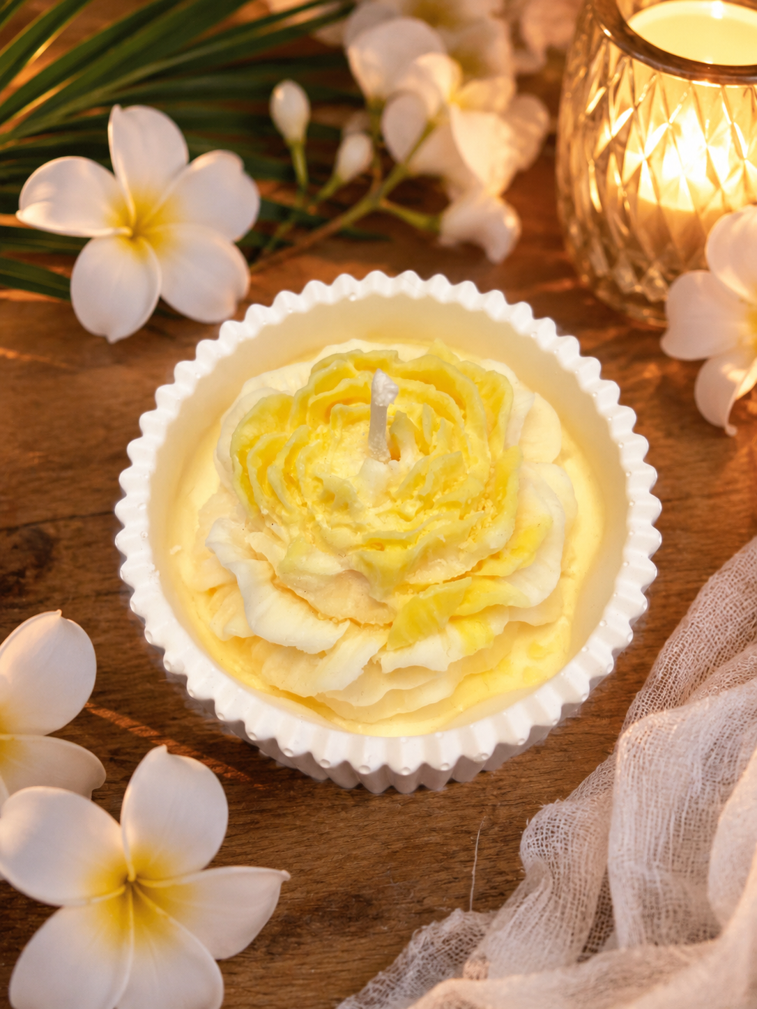 Bougie Cire de Soja – Pot Céramique & Fleurs – Monoï de Grasse